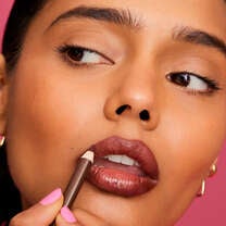Apply Lip Liner