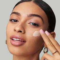 Model Applying Liquid Putty Primer